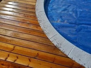 Réalisation terrasse en bois marron traité cl4