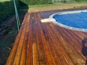 Réalisation terrasse en bois marron traité cl4